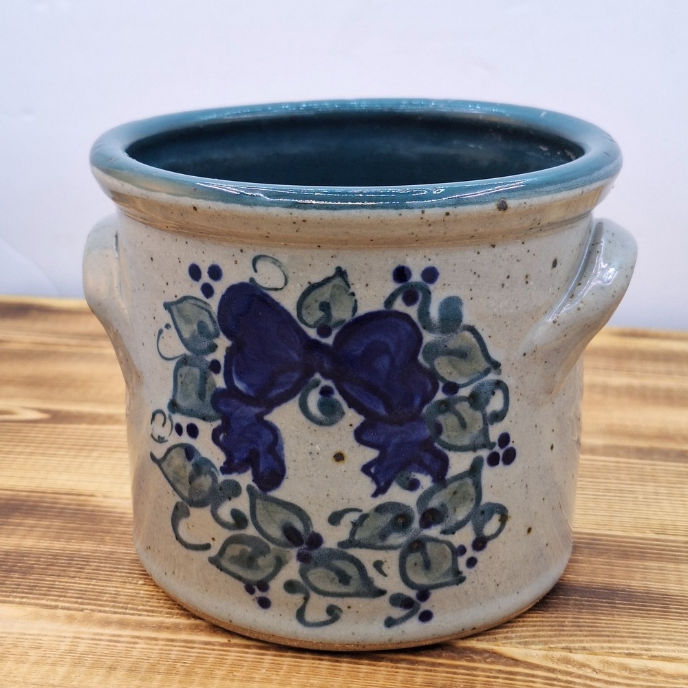 Great Bay Pottery Crock with wreath ‎ Leaves Berries and a Bow~4 Inch